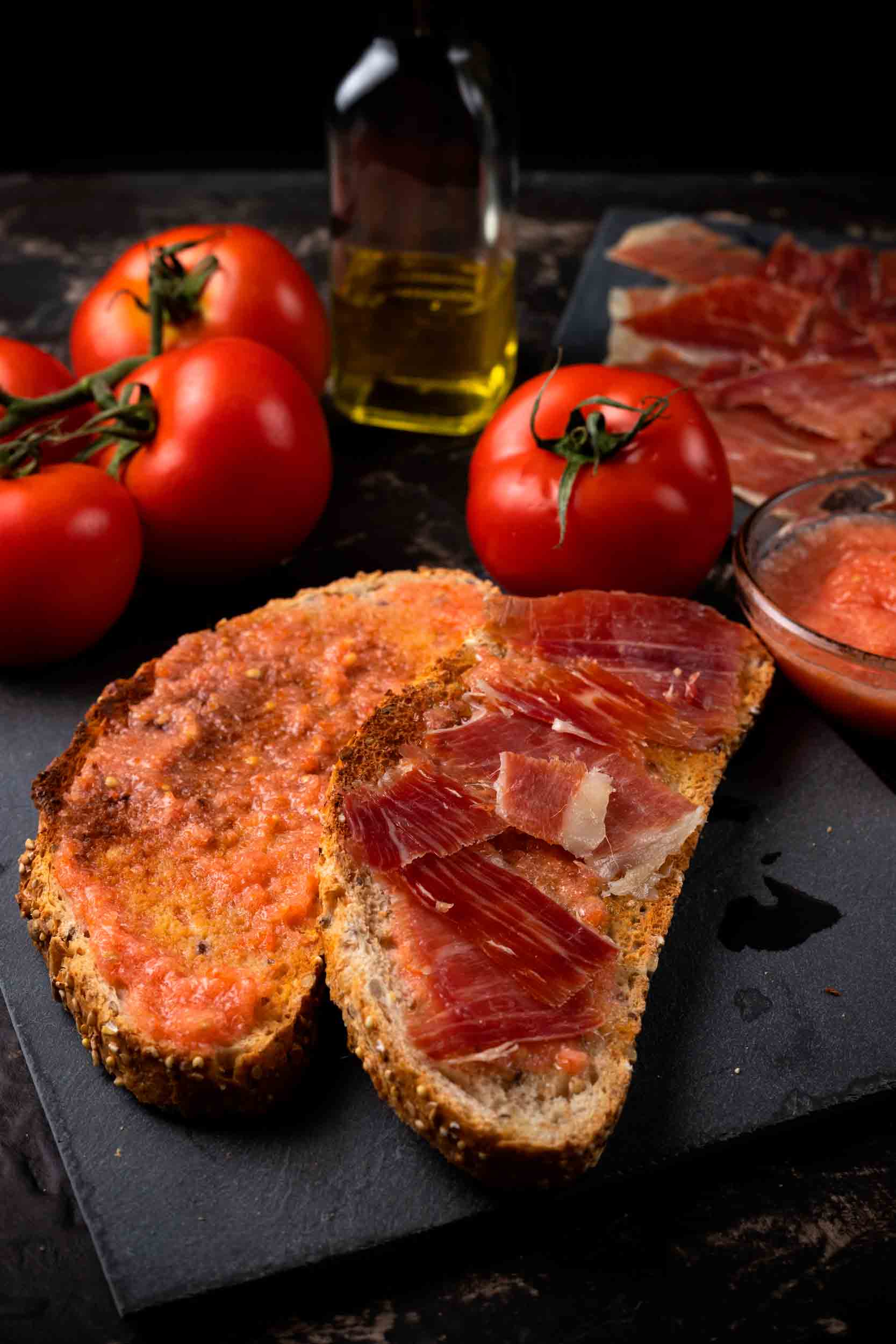 Tapa de jamón con tomate española